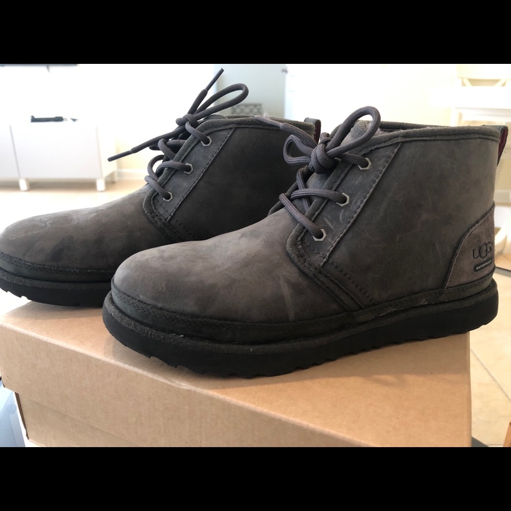 UGG boots in gray suede.  Size 6. Unisex